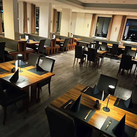 Krone & Restaurant מלון Königsbrunn